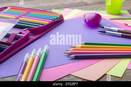 Viele Schule Schreibwaren in einem Heap, gemütlichen Farben Stockfoto