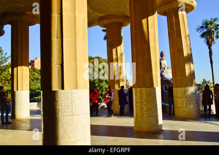 Park Güell von Antoni Gaudi Architekten. Dorische Säulen, die die Terrasse. Barcelona, Katalonien, Spanien Stockfoto