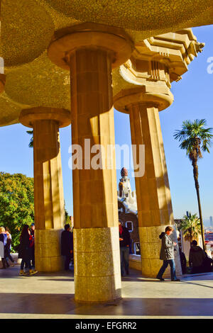 Park Güell von Antoni Gaudi Architekten. Dorische Säulen, die die Terrasse. Barcelona, Katalonien, Spanien Stockfoto