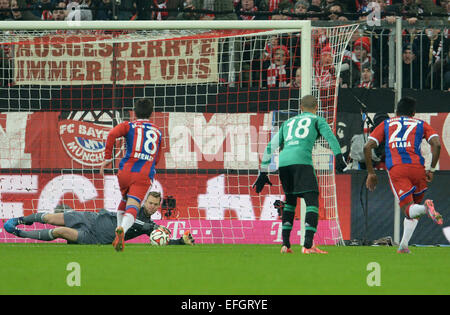 Bayern Manuel Neuer hält den Ball während der Bundesliga-Fußball-Spiel FC Bayern München Vs FC Schalke 04 in München, 3. Februar 2015. Foto: Andreas Gebert/dpa Stockfoto