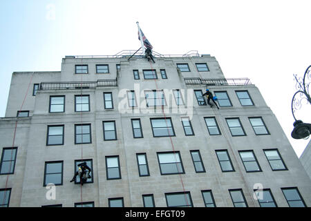 London, UK. 4. Februar 2015.  Reiniger auf Geschirre, die Reinigung der Fenster von der Halifax ausgesetzt Gebäude im Londoner Strand. Bildnachweis: Amer Ghazzal/Alamy Live-Nachrichten Stockfoto