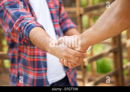 Bauarbeiter Hände schütteln am Standort Stockfoto