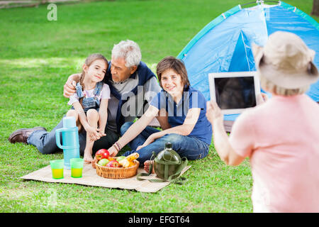 Großmutter fotografieren Familie auf Campingplatz Stockfoto