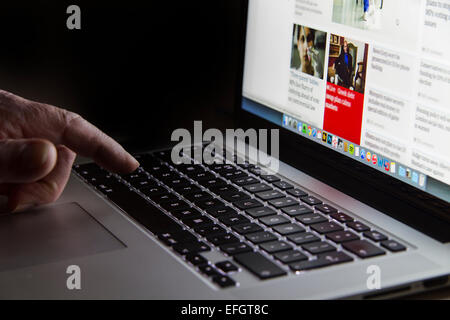 Hand auf der Tastatur eines Laptops zugehen Stockfoto