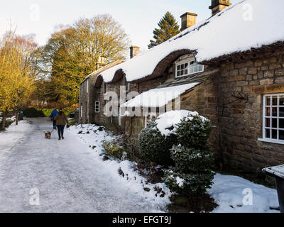 Ferienhäuser in Baslow Peak District Derbyshire Bereich abgedeckt nach starkem Schneefall Januar 2015 England Stockfoto