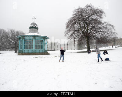 Menschen werfen Schneebälle in Weston Park Sheffield South Yorkshire England nach starkem Schneefall Stockfoto