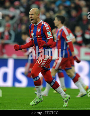 München, Deutschland. 3. Februar 2015. Bayerns Arjen Robben feiert nach erzielte das 1: 0 Tor während der Bundesliga-Fußball-Spiel FC Bayern München Vs FC Schalke 04 in München, 3. Februar 2015. Foto: Tobias Hase/Dpa/Alamy Live News Stockfoto