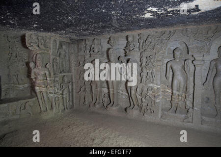 Höhle 90 Chowri Träger rechts Schrein Panel und Ashtamahabhaya auf der rechten Wand mit paar Buddhastatuen Kanheri Höhlen Indien Stockfoto