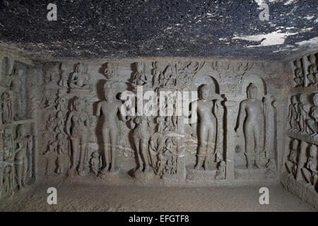 Höhle 90 Ashtamahabhaya und Buddha Bilder auf der rechten Wand, in der Nähe des Heiligtums. Kanheri Höhlen Borivali, Mumbai, Indien. Stockfoto