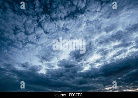 Dunkelblauen dramatischen Himmel Wolken Hintergrund Stockfoto