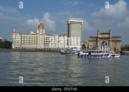 Allgemeine Ansicht von Meer des Gateway of India zusammen mit neuen und alten Taj Hotels. Mumbai-Indien Stockfoto