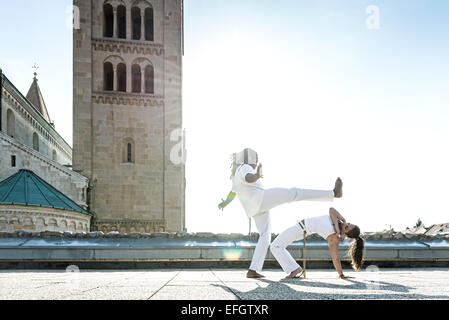Paar Capoeira Darsteller tun eine treten Stockfoto