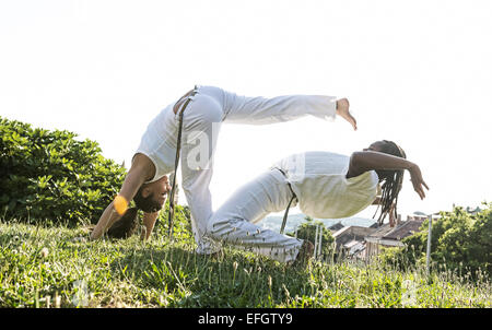 Capoeira paar super Stunt im freien Stockfoto