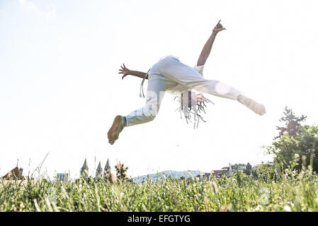 Capoeira Frau, tolle Stunts in der Natur Stockfoto