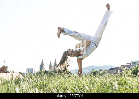 Capoeira Frau, tolle Stunts in der Natur Stockfoto