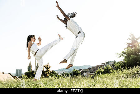 Paar Capoeira Darsteller tun eine treten Stockfoto