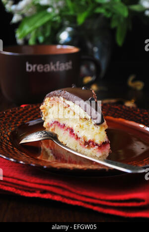 Victorias Biskuit mit Erdbeer Marmelade sättigend und Schokoladen Ganache auf braune Teller, vertikales Bild Stockfoto