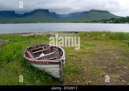 Altes Ruderboot am Rande des Loch Kishorn in die nordwestlichen Highlands von Schottland. Stockfoto