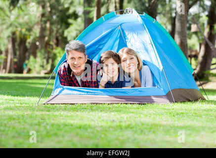 Familie entspannend im Zelt im Park Stockfoto