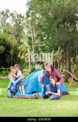 Campingplatz im Park für Familien Stockfoto