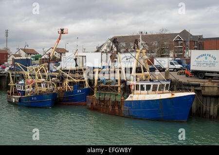 Angelboote/Fischerboote vertäut im Hafen von Portsmouth, Fischmarkt Camber Dock von Viviers Stockfoto