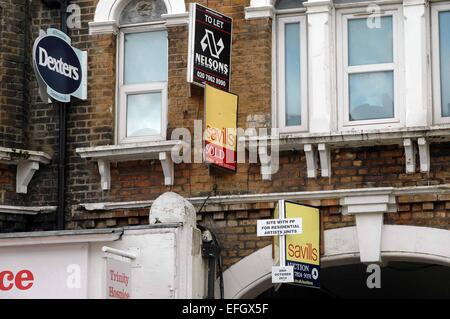 London, UK, 4. Februar 2015, Abstand zwischen 2 Ladeneinheiten Northcote Road, Battersea, für mehr als Viertel Millionen Pfund verkauft, wie Baugenehmigung für studio.0.016 Hektar großen Website Grundstück Erlaubnis für Käufer hat zu erstellen im Erdgeschoss Eingang Erdgeschoss Erweiterung unter hinter Bestandsgebäude resultierenden ca. 900 qm Leben & arbeiten Raum. Stockfoto