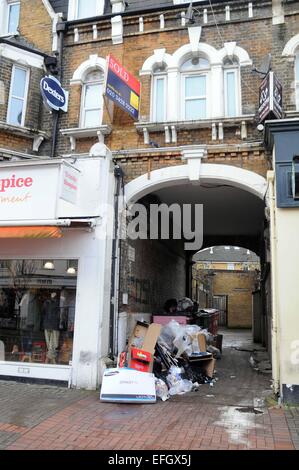 London, UK, 4. Februar 2015, Abstand zwischen 2 Ladeneinheiten Northcote Road, Battersea, für mehr als Viertel Millionen Pfund verkauft, wie Baugenehmigung für studio.0.016 Hektar großen Website Grundstück Erlaubnis für Käufer hat zu erstellen im Erdgeschoss Eingang Erdgeschoss Erweiterung unter hinter Bestandsgebäude resultierenden ca. 900 qm Leben & arbeiten Raum. Stockfoto