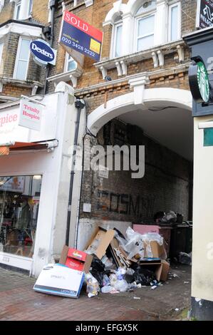 London, UK, 4. Februar 2015, Abstand zwischen 2 Ladeneinheiten Northcote Road, Battersea, für mehr als Viertel Millionen Pfund verkauft, wie Baugenehmigung für studio.0.016 Hektar großen Website Grundstück Erlaubnis für Käufer hat zu erstellen im Erdgeschoss Eingang Erdgeschoss Erweiterung unter hinter Bestandsgebäude resultierenden ca. 900 qm Leben & arbeiten Raum. Stockfoto