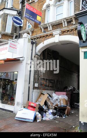 London, UK, 4. Februar 2015, Abstand zwischen 2 Ladeneinheiten Northcote Road, Battersea, für mehr als Viertel Millionen Pfund verkauft, wie Baugenehmigung für studio.0.016 Hektar großen Website Grundstück Erlaubnis für Käufer hat zu erstellen im Erdgeschoss Eingang Erdgeschoss Erweiterung unter hinter Bestandsgebäude resultierenden ca. 900 qm Leben & arbeiten Raum. Stockfoto