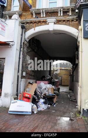 London, UK, 4. Februar 2015, Abstand zwischen 2 Ladeneinheiten Northcote Road, Battersea, für mehr als Viertel Millionen Pfund verkauft, wie Baugenehmigung für studio.0.016 Hektar großen Website Grundstück Erlaubnis für Käufer hat zu erstellen im Erdgeschoss Eingang Erdgeschoss Erweiterung unter hinter Bestandsgebäude resultierenden ca. 900 qm Leben & arbeiten Raum. Stockfoto