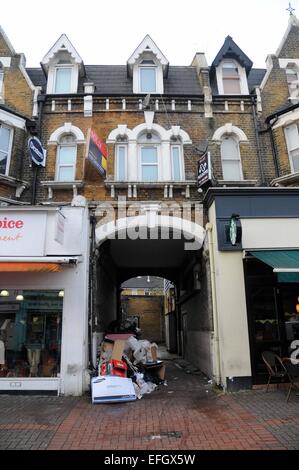 London, UK, 4. Februar 2015, Abstand zwischen 2 Ladeneinheiten Northcote Road, Battersea, für mehr als Viertel Millionen Pfund verkauft, wie Baugenehmigung für studio.0.016 Hektar großen Website Grundstück Erlaubnis für Käufer hat zu erstellen im Erdgeschoss Eingang Erdgeschoss Erweiterung unter hinter Bestandsgebäude resultierenden ca. 900 qm Leben & arbeiten Raum. Stockfoto