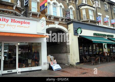 London, UK, 4. Februar 2015, Abstand zwischen 2 Ladeneinheiten Northcote Road, Battersea, für mehr als Viertel Millionen Pfund verkauft, wie Baugenehmigung für studio.0.016 Hektar großen Website Grundstück Erlaubnis für Käufer hat zu erstellen im Erdgeschoss Eingang Erdgeschoss Erweiterung unter hinter Bestandsgebäude resultierenden ca. 900 qm Leben & arbeiten Raum. Stockfoto