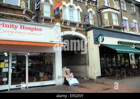 London, UK, 4. Februar 2015, Abstand zwischen 2 Ladeneinheiten Northcote Road, Battersea, für mehr als Viertel Millionen Pfund verkauft, wie Baugenehmigung für studio.0.016 Hektar großen Website Grundstück Erlaubnis für Käufer hat zu erstellen im Erdgeschoss Eingang Erdgeschoss Erweiterung unter hinter Bestandsgebäude resultierenden ca. 900 qm Leben & arbeiten Raum. Stockfoto