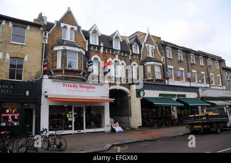 London, UK, 4. Februar 2015, Abstand zwischen 2 Ladeneinheiten Northcote Road, Battersea, für mehr als Viertel Millionen Pfund verkauft, wie Baugenehmigung für studio.0.016 Hektar großen Website Grundstück Erlaubnis für Käufer hat zu erstellen im Erdgeschoss Eingang Erdgeschoss Erweiterung unter hinter Bestandsgebäude resultierenden ca. 900 qm Leben & arbeiten Raum. Stockfoto