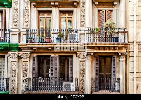 Typische Balkonfenster im Zentrum von Barcelona, Katalonien, Spanien. Stockfoto