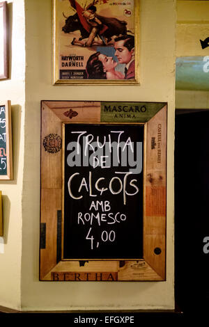 Zeichen für Zwiebel Omelette in einer typischen Tapas-Bar in Barcelona, Spanien. Stockfoto