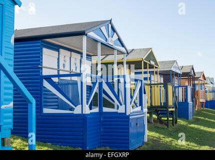 Bunte Strandhäuschen am Tankerton in der Nähe von Whitstable, Kent, UK Stockfoto