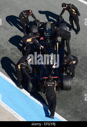 Französischer Formel-1 Fahrer Romain Grosjean von Lotus F1 Team fährt seine neue E23-Hybrid, einen Boxenstop während des Trainings für die kommende Formel-1-Saison auf der Rennstrecke von Jerez in Jerez De La Frontera, Südspanien, 4. Februar 2015. Foto: PETER STEFFEN/dpa Stockfoto