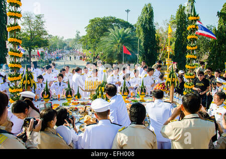 Sing Buri, Thailand. 4. Februar 2015. Nicht identifizierte Bürokrat der Sing Buri Achtung Seele heroischen Menschen Bangrachan (Verteidigung die Nation 277 Jahren war) an den Bangrachan Helden Denkmal, am 4. Februar 2015 in Sing Buri, Thailand. Bildnachweis: Chatchai Somwat/Alamy Live-Nachrichten Stockfoto