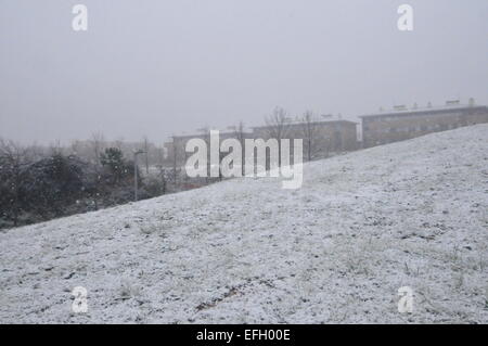 Barcelona, Katalonien, Spanien. 4. Februar 2015. Schneesturm in Barcelona (Sant Cugat, Barcelona 4. Februar 2015) Credit: Monica Condeminas/Alamy Live-Nachrichten Stockfoto