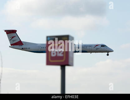 Brüssel Airlines Dash 8 landet auf dem Flughafen Birmingham, UK Stockfoto