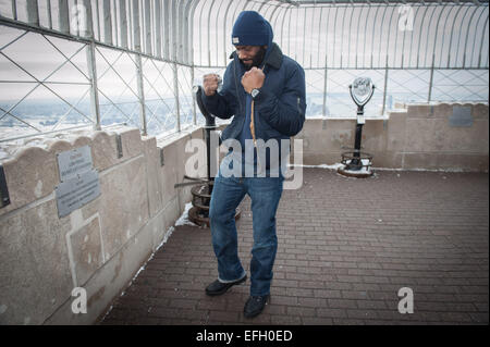 Manhattan, New York, USA. 4. Februar 2015. Herausforderer BRYANT JENNINGS auf dem Empire State Building 86. Stockwerk Sternwarte vor ihren Kampf im Madison Square Garden, Mittwoch, 4. Februar 2015. Bildnachweis: Bryan Smith/ZUMA Draht/Alamy Live-Nachrichten Stockfoto