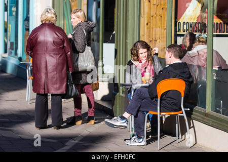 Aberystwyth, Wales, UK. 4. Februar 2015. UK-Wetter: Menschen auf der Straße, darunter ein paar Kaffee trinken, genießen Sie die Wintersonne in Aberystwyth. Bildnachweis: Alan Hale/Alamy Live-Nachrichten Stockfoto