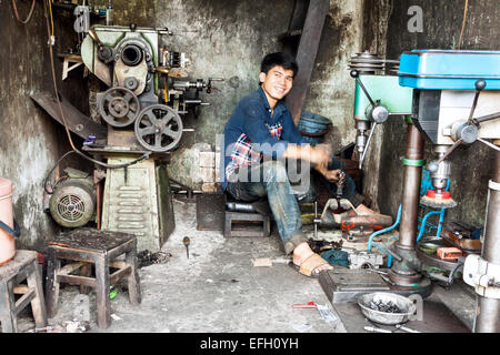 Vietnamesische Mechaniker arbeiten in seiner Werkstatt in Can Tho. Stockfoto