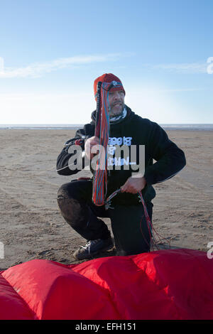 Carl Kirton von Preston landboarding an seinem Lieblingsplatz am Strand von Ainsdale in steifen Nordwinden, an der Nordwestküste. Carl ist Teamfahrer für Peter Lynn Kiteboarding in Preston und gewann 2nd & 3rd in verschiedenen Disiplines im Finallauf der British Championships am 12th. Und 14th. September 2014 in North Devon. Stockfoto