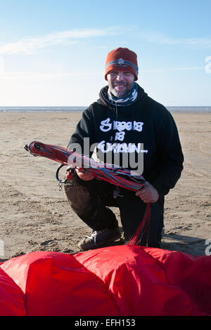 Carl Kirton von Preston landboarding an seinem Lieblingsplatz am Strand von Ainsdale in steifen Nordwinden, an der Nordwestküste. Carl ist Teamfahrer für Peter Lynn Kiteboarding in Preston und gewann 2nd & 3rd in verschiedenen Disiplines im Finallauf der British Championships am 12th. Und 14th. September 2014 in North Devon. Stockfoto