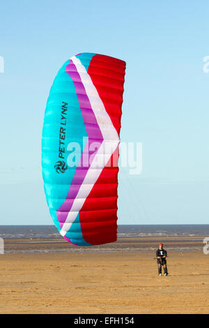 Carl Kirton von Preston landboarding an seinem Lieblingsplatz am Strand von Ainsdale in steifen Nordwinden, an der Nordwestküste. Carl ist Teamfahrer für Peter Lynn Kiteboarding in Preston und gewann 2nd & 3rd in verschiedenen Disiplines im Finallauf der British Championships am 12th. Und 14th. September 2014 in North Devon. Stockfoto