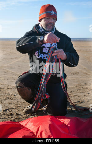 Carl Kirton von Preston landboarding an seinem Lieblingsplatz am Strand von Ainsdale in steifen Nordwinden, an der Nordwestküste. Carl ist Teamfahrer für Peter Lynn Kiteboarding in Preston und gewann 2nd & 3rd in verschiedenen Disiplines im Finallauf der British Championships am 12th. Und 14th. September 2014 in North Devon. Stockfoto