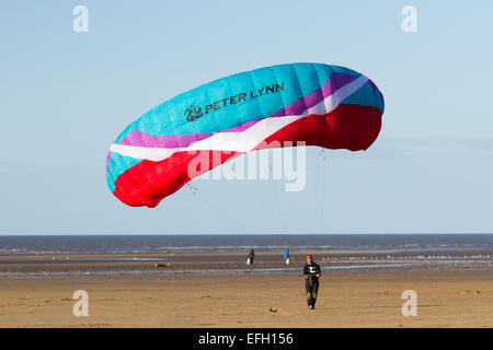 Carl Kirton von Preston landboarding an seinem Lieblingsplatz am Strand von Ainsdale in steifen Nordwinden, an der Nordwestküste. Carl ist Teamfahrer für Peter Lynn Kiteboarding in Preston und gewann 2nd & 3rd in verschiedenen Disiplines im Finallauf der British Championships am 12th. Und 14th. September 2014 in North Devon. Stockfoto