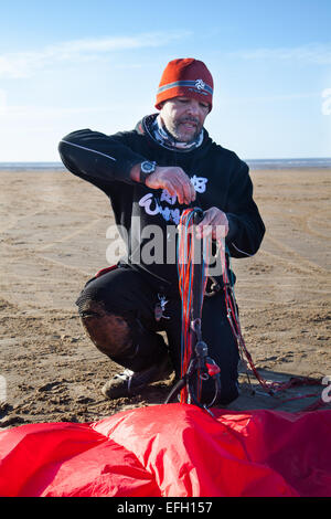 Carl Kirton von Preston landboarding an seinem Lieblingsplatz am Strand von Ainsdale in steifen Nordwinden, an der Nordwestküste. Carl ist Teamfahrer für Peter Lynn Kiteboarding in Preston und gewann 2nd & 3rd in verschiedenen Disiplines im Finallauf der British Championships am 12th. Und 14th. September 2014 in North Devon. Stockfoto